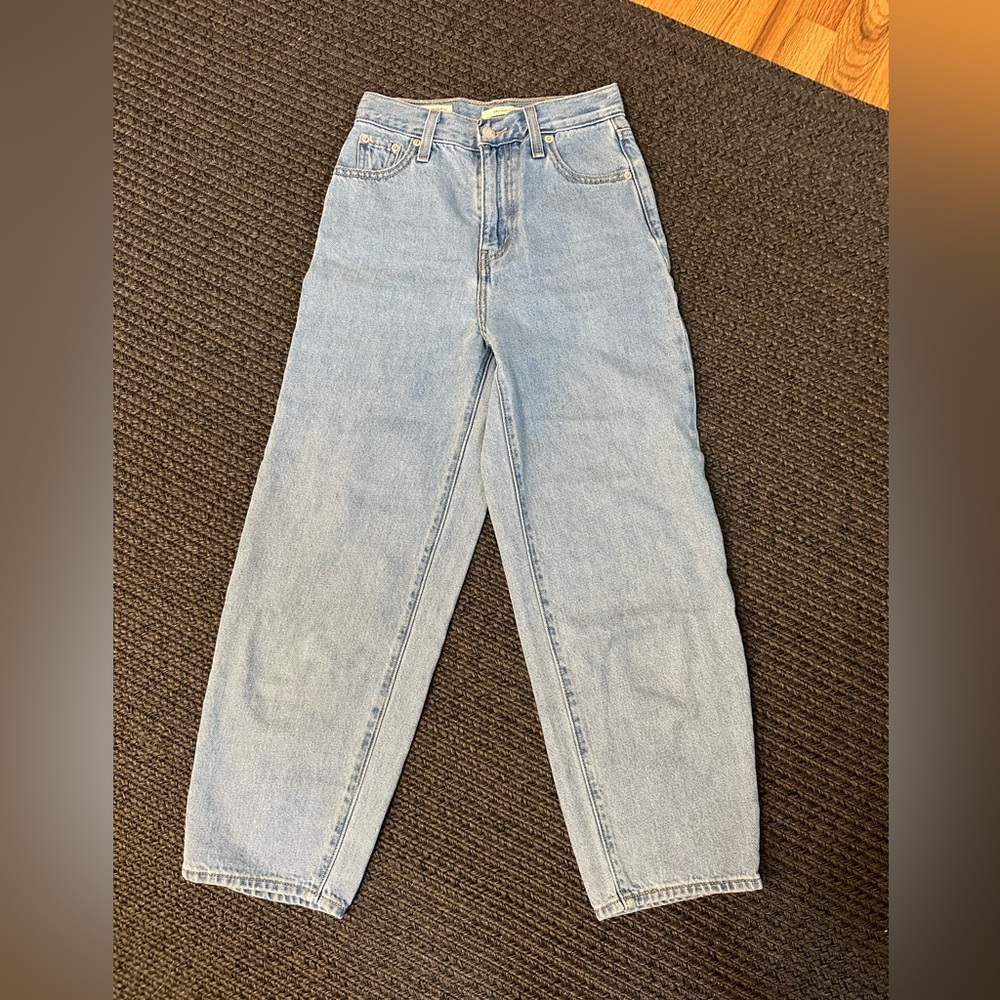 Levi’s ballon leg light/medium wash denim size 23